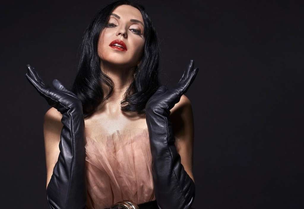 Evgenia: Καθηλώνει με τη νέα ροκ μπαλάντα της «Το Μαξιλάρι» δια χειρός των μετρ των επιτυχιών, Τουρατζίδη-Τsiko [vid]