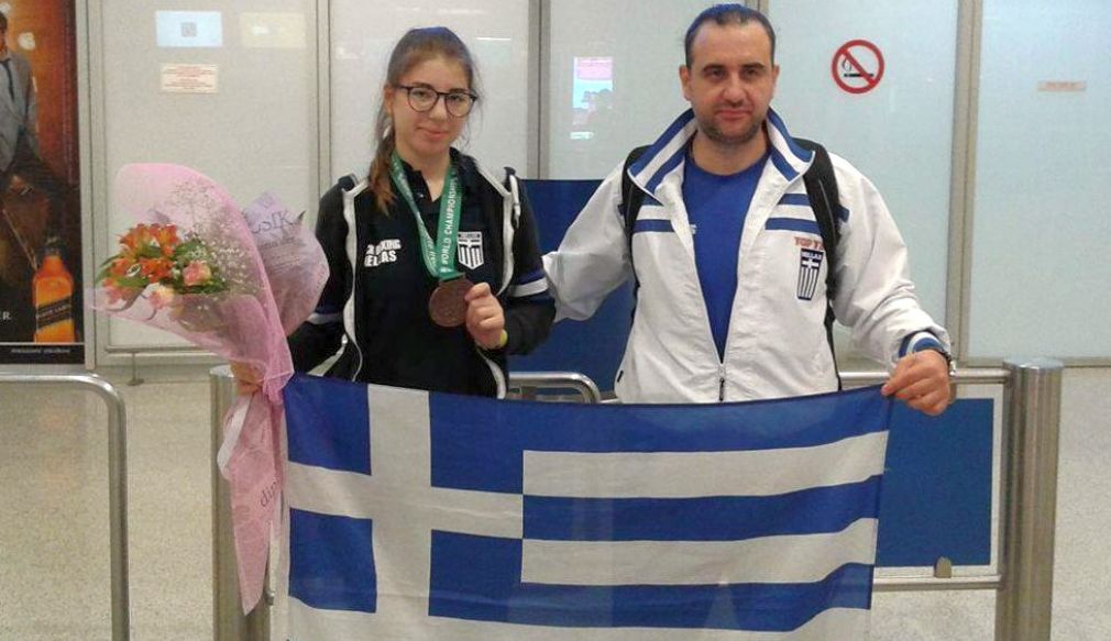 Η χάλκινη πρωταθλήτρια κοσμου στα 60 κιλα Αρμακολα Ασπασία και ο ομοσπονδιακός προπονητής της Μιχαλακοπουλος Νικητας.