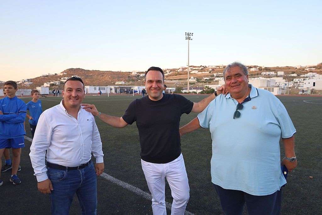 Συνάντηση Στεφανάκη με τους Κωνσταντίνο Κουκά και Αλέξανδρο Κουκά στο γήπεδο της Μυκόνου
