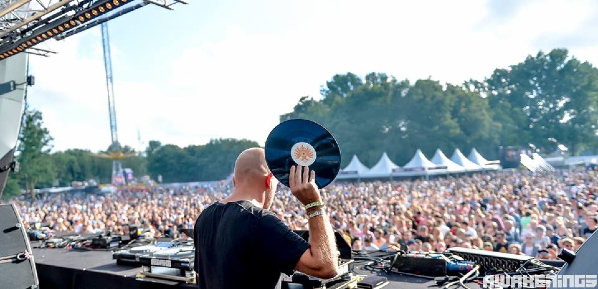 Κολλημένος με την μπάλα: Διάσημος DJ παίζει σε φεστιβάλ, βλέποντας Euro