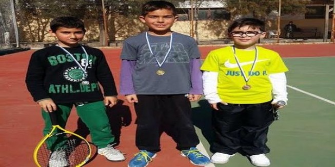 Εσωτερικό τουρνουά τένις για μικρούς αθλητές στην Σύρο.