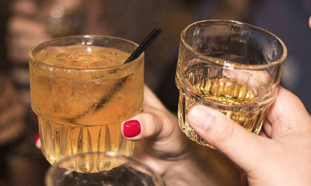 Κορωνοϊός: Ιδιοκτήτης μπαρ κλείδωσε προσωπικό και θαμώνες για να μην τον γράψουν