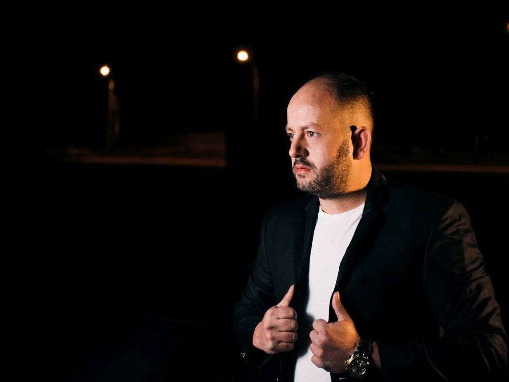 Χρήστος Δρούγκας: Στα backstage του βιντεοκλίπ του νέου του τραγουδιού «Χάνομαι» που καθηλώνει (teaser)