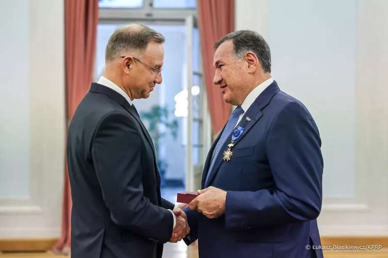 H ανώτατη τιμητική διάκριση της Πολωνίας στον Πρόεδρο της ΕΟΕ Σπύρο Καπράλο