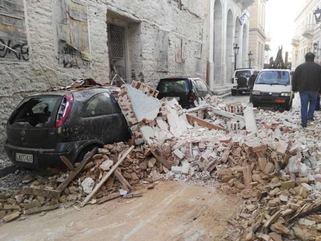 Κατέρρευσε μέρος παλιού κτιρίου στο κέντρο της Ερμούπολης