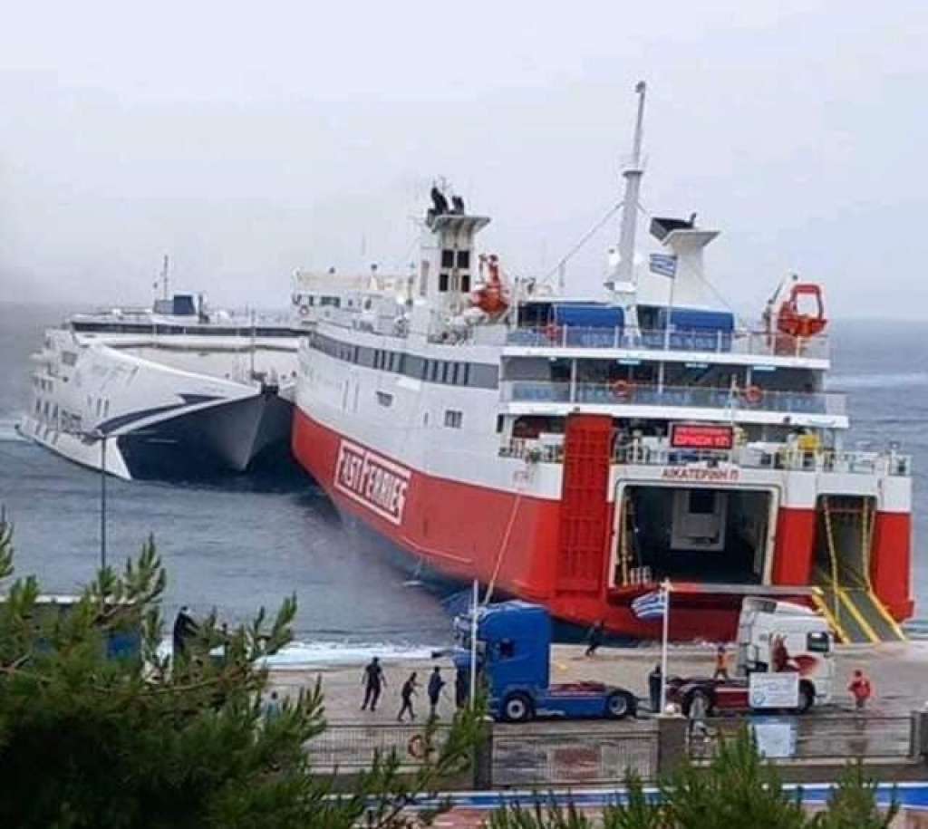 Σύγκρουση πλοίων στο λιμάνι της Τήνου