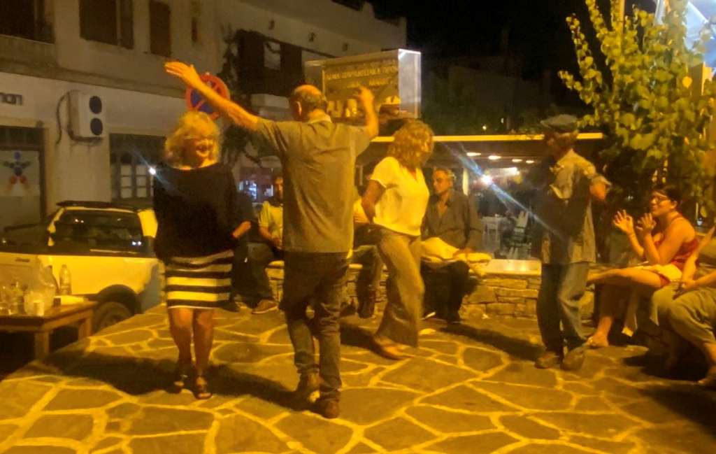 Η Αγγελική Νικολούλη χορεύει στο ρυθμό της τσαμπούνας στο Φιλώτι Νάξου (video)