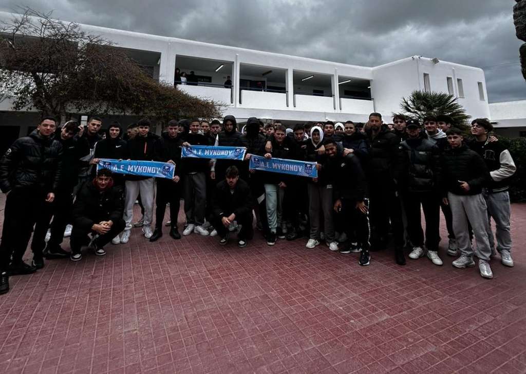 Οι ποδοσφαιριστές της ΑΕ Μυκόνου επισκέφθηκαν τα σχολεία των ΕΠΑΛ και ΓεΛ Μυκόνου
