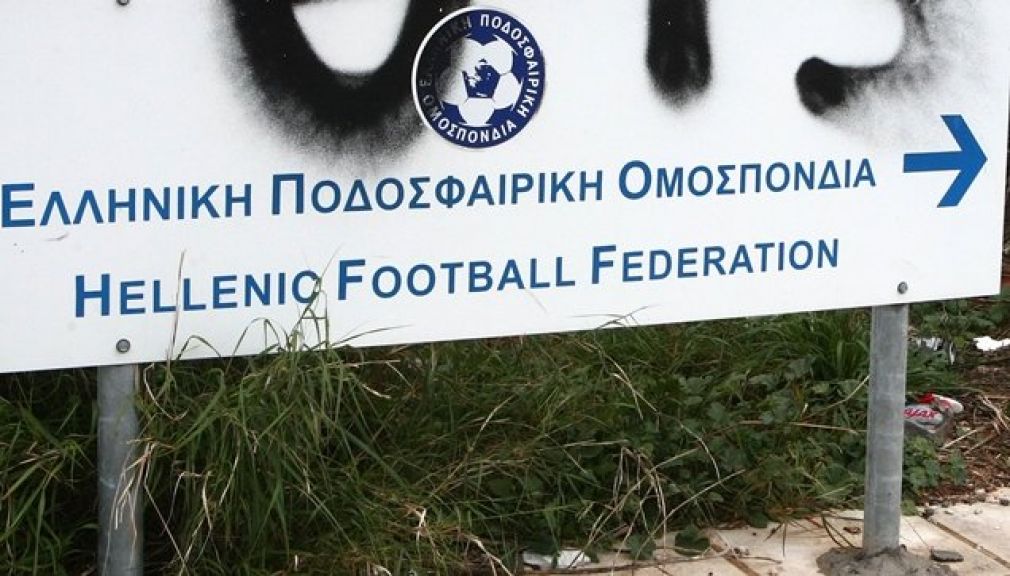 Ο Θάνος Σαρρής γράφει για το φαινόμενο του «βλαχοπαράγοντα» που παρασιτεί στο ελληνικό ποδόσφαιρο και τη συνενοχή στη διαιώνισή του.