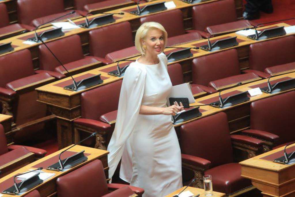 Η Κατερίνα Μονογυιού στην ορκωμοσία της νέας Βουλής