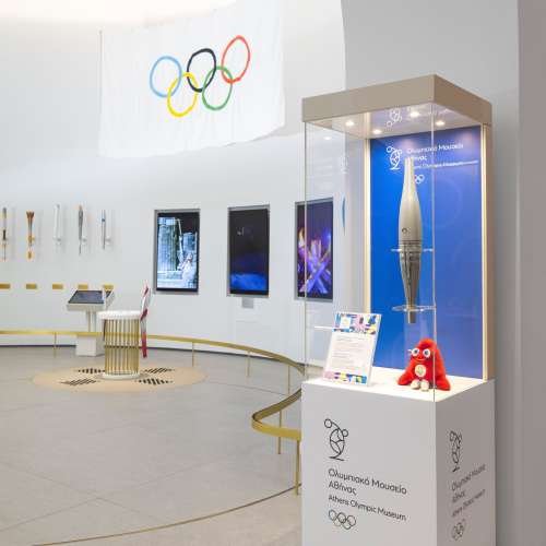Η Δάδα των Ολυμπιακών Αγώνων ΠΑΡΙΣΙ 2024 στο Ολυμπιακό Μουσείο Αθήνας