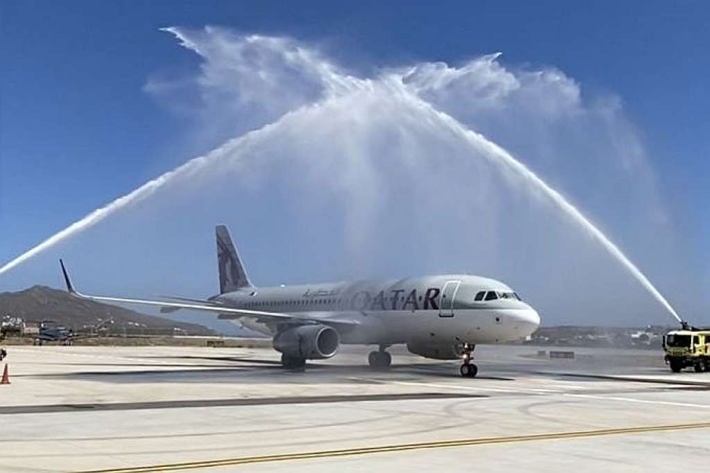 Μύκονος: Με εντυπωσιακή αψίδα νερού η υποδοχή της πρώτης πτήσης από το Κατάρ [vid-pics]