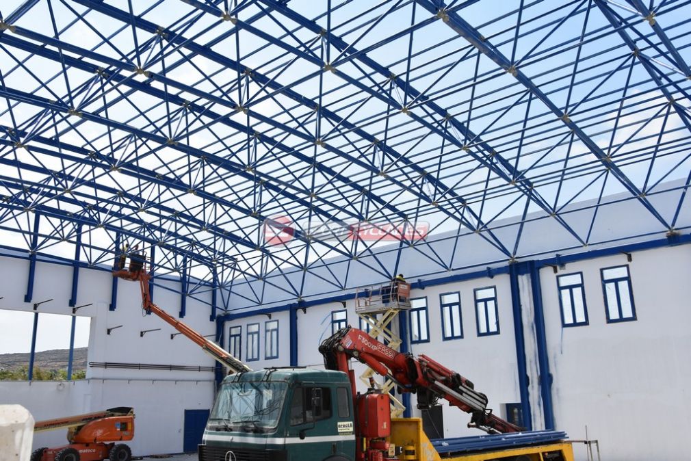 Πραγματοποιήθηκε η τοποθέτηση της οροφής στο κλειστό γυμναστήριο Μυκόνου