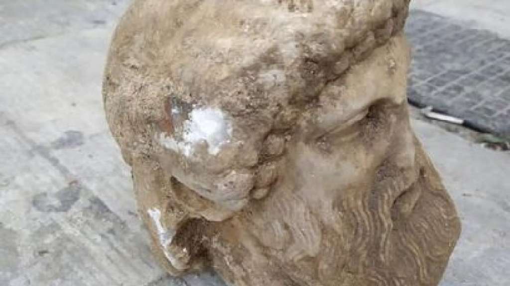Βρέθηκε μαρμάρινο κεφάλι αρχαίου αγάλματος στην οδό Αιόλου