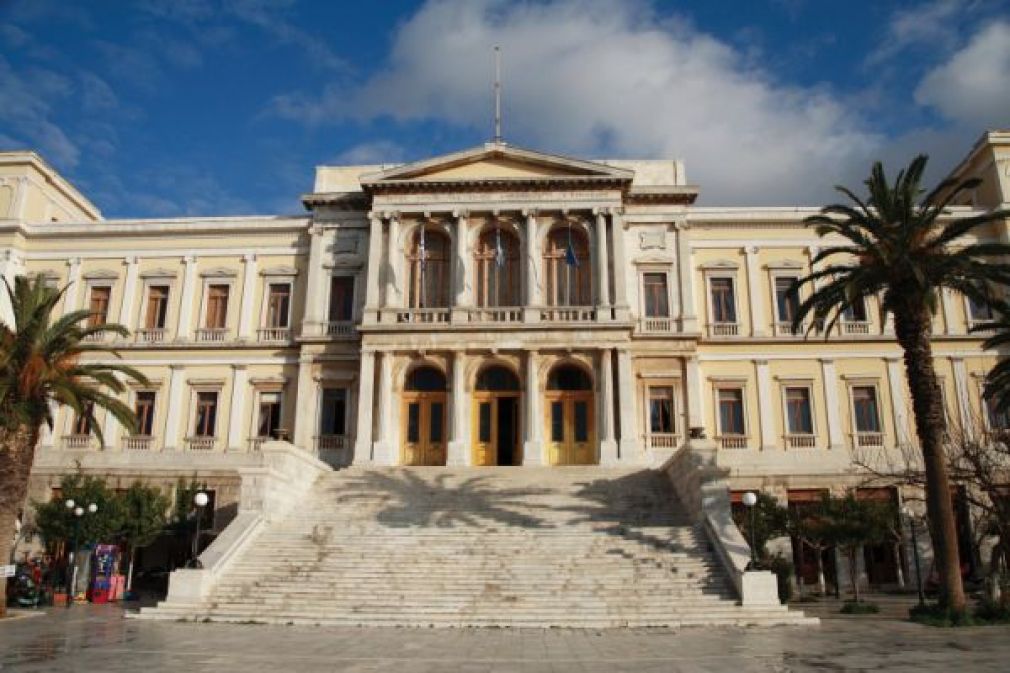 Μειώνει αισθητά τις επιχορηγήσεις των σωματείων ο Δήμος Σύρου