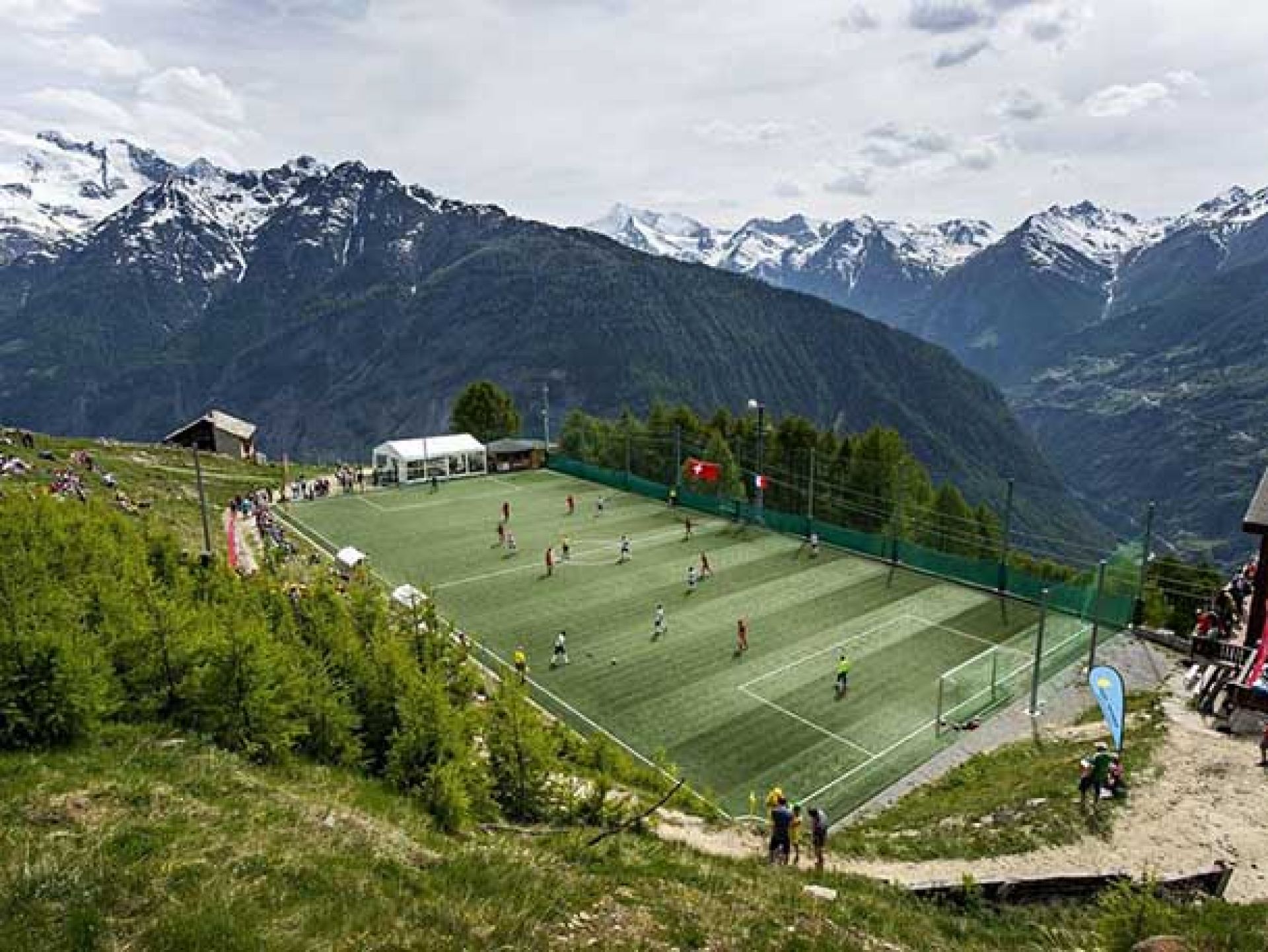 Το γήπεδο στην Ελβετία που κατασκευάστηκε στα 2.000μ.