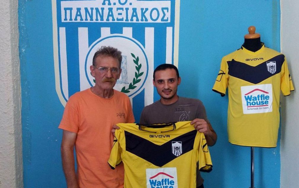 Το μέλος της διοίκησης και παλαίμαχος ποδοσφαιριστής της ομάδας όπως βλέπετε στη φωτογραφία καλωσόρισε τον Καράι στον σύλλογο της Νάξου.