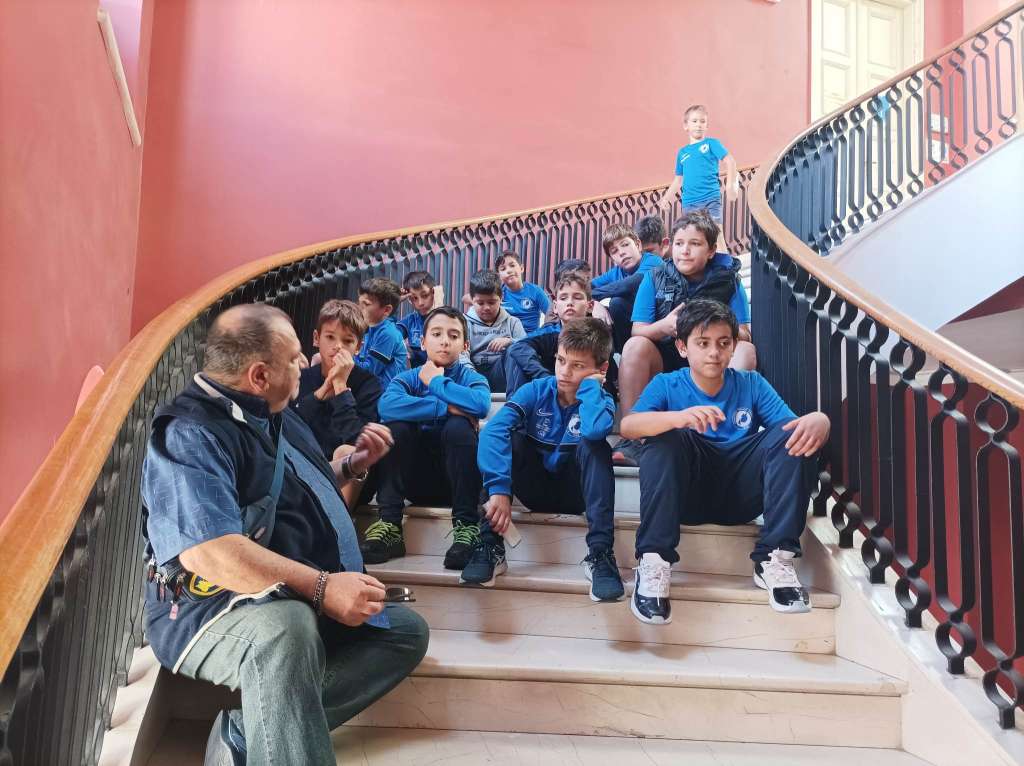 Όμορφη ξενάγηση στην Ερμούπολη για τα παιδιά της Κ12 του ΑΟ Πάρου