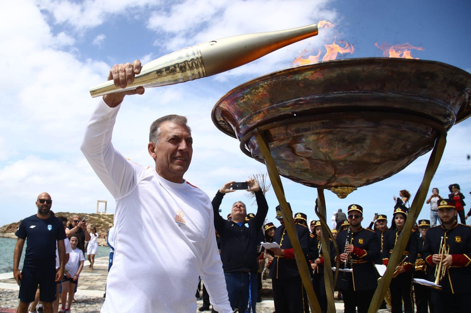 Ο Κυκλαδίτης  Υπουργός Αθλητισμού, Γιάννης Βρούτσης παραδίδει την Ολυμπιακή Φλόγα στους Γάλλους