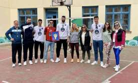 Επίσκεψη αθλητών του Φοίνικα σε σχολεία της Σύρου